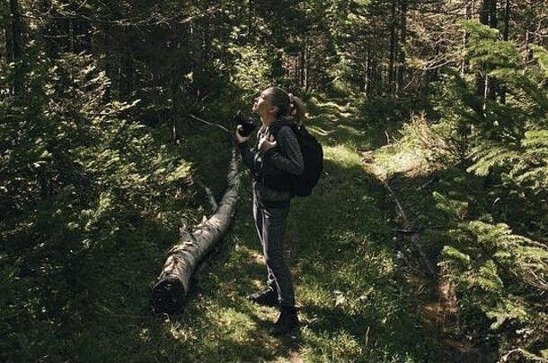 旅行者拍摄风景优美的视图森林高加索人女人拍摄不错的魔法女孩照片视频数码单反相机mirrorless相机