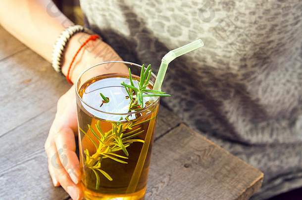 女人女孩喝红茶菌茶超级食物为生物饮料玻璃迷迭香木背景复制空间自制的健康的有机费尔姆