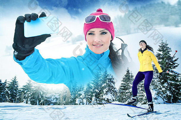 女人越野滑雪寒冷的森林