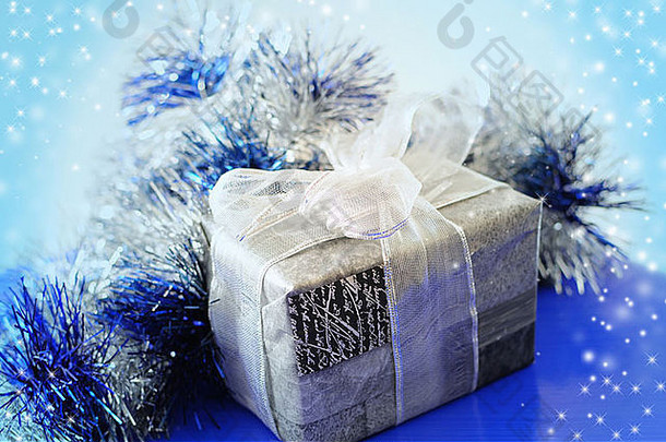 圣诞节现在银包装蓝色的装饰