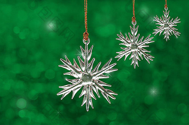 梦幻图像玻璃雪花圣诞节饰品绿色背景