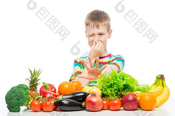 男孩蔬菜水果厌恶食物概念照片孤立的
