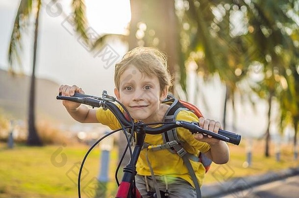 活跃的学校孩子男孩骑自行车背包阳光明媚的一天快乐孩子骑自行车<strong>学校安全</strong>孩子们在户外学校