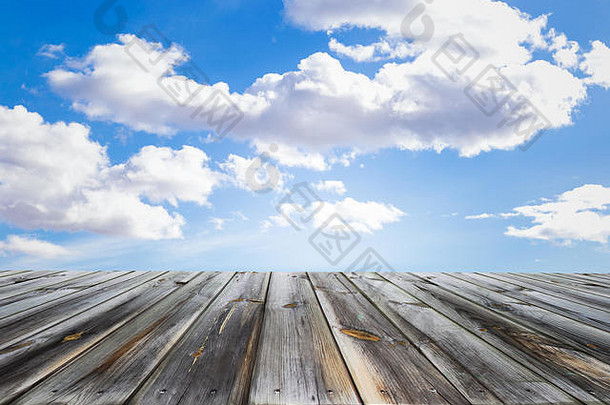 木表格前蓝色的天空白色云空间现在产品