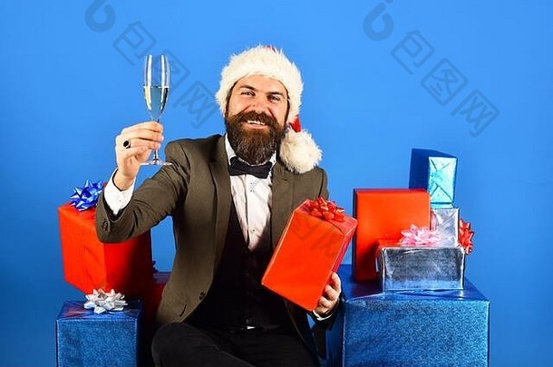 圣诞节礼物概念商人快乐的脸持有盒子桩喝男人。胡子持有现在香槟圣诞老人复古的西装礼物蓝色的<strong>红色</strong>的礼物蓝色的<strong>背景</strong>