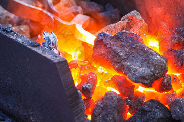 铁匠炉燃烧煤工具发光的热金属工件特写镜头