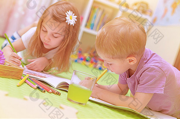 快乐婴儿男孩女孩享受家庭作业学前教育发展中画技能有才华的孩子们学习艺术