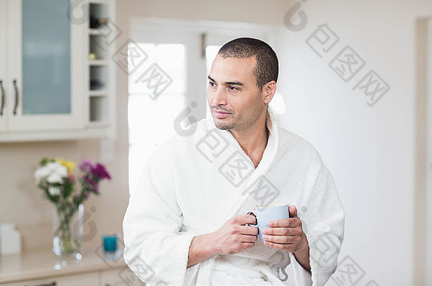 深思熟虑的男人。浴袍喝咖啡
