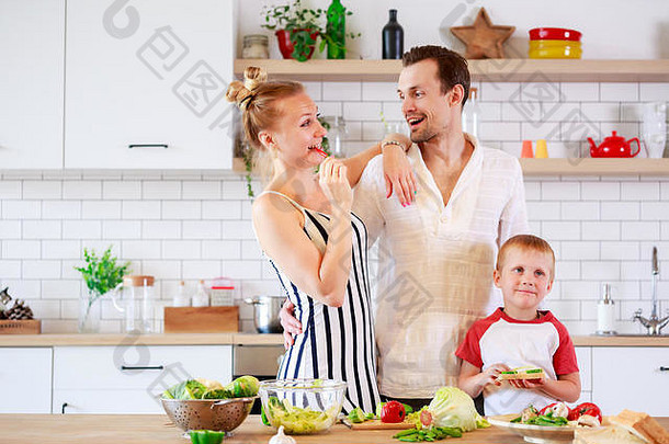 图片父母年轻的儿子准备食物厨房