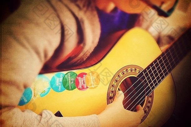 年轻的女孩练习吉他
