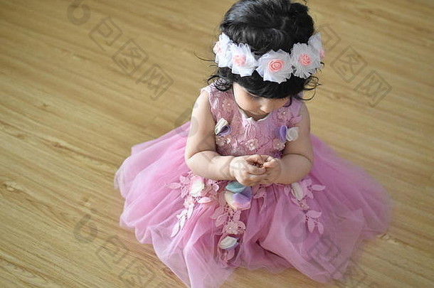 可爱的婴儿女孩粉红色的公主衣服