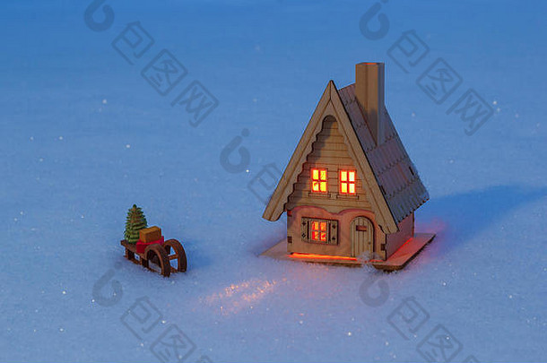 玩具房子雪橇附近的冬天晚上