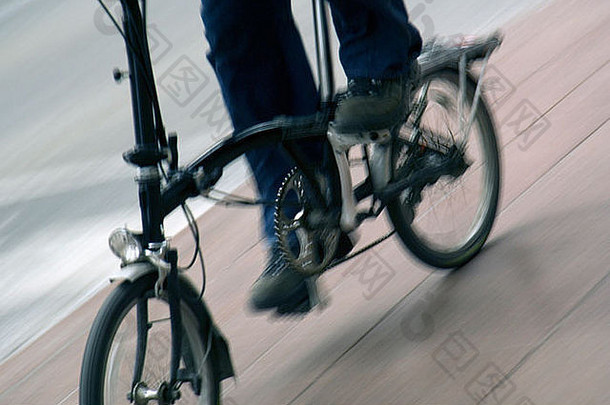人骑折叠自行车
