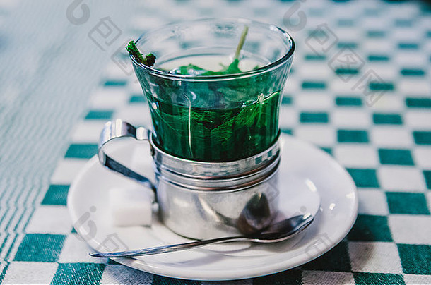 新鲜的薄<strong>荷叶茶</strong>服务玻璃杯子飞碟拍摄阿姆斯特丹茶商店