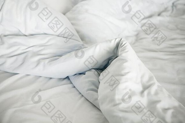 皱巴巴的白色毯子床上睡觉早....