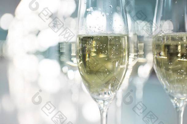 香槟眼镜白色背景明亮的灯时尚显示后台