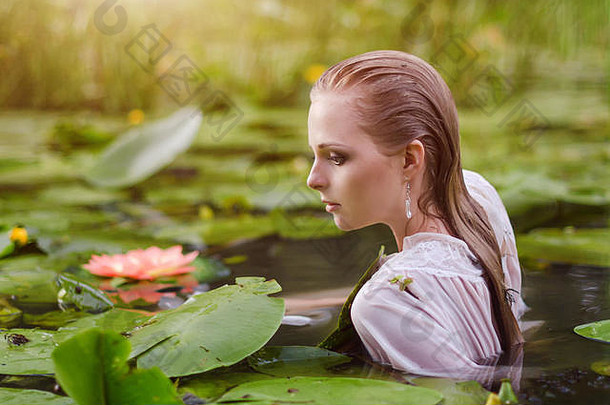 年轻的女人美肖像水女孩温柔的化妆湖荷花水百合户外时尚照片