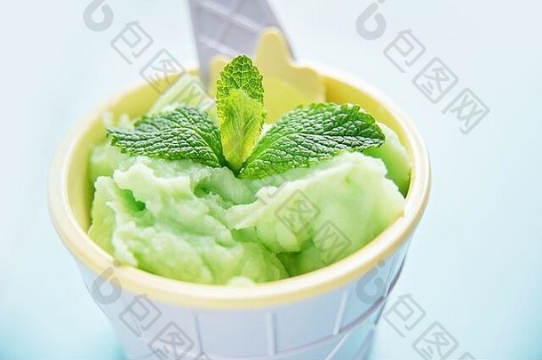 自制的绿色有机鳄梨冰奶油薄荷叶子准备好了吃夏天甜点