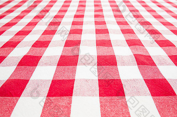 空表格前视图覆盖红色的条格平布桌布