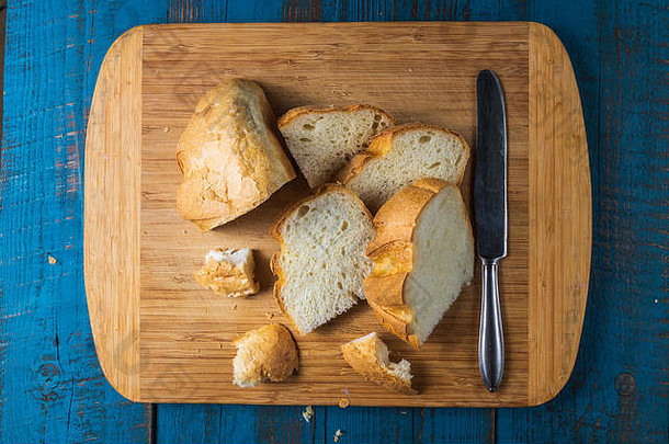 平躺视图烤自制的白色小麦面包蓝色的木桌子上