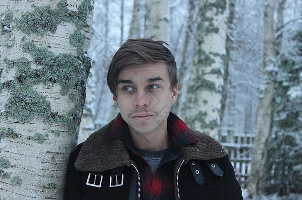 英俊的年轻的男人。芬兰桦木树森林
