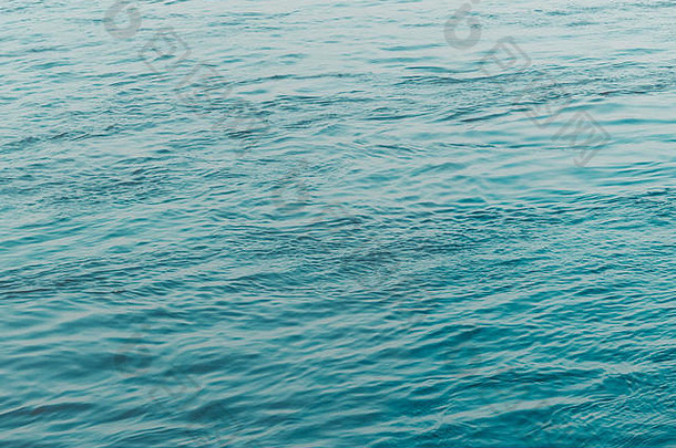 视图清洁流动蓝色的水表面涟漪阳光阳光反射美丽的亚得里亚海海水照黄昏光自然