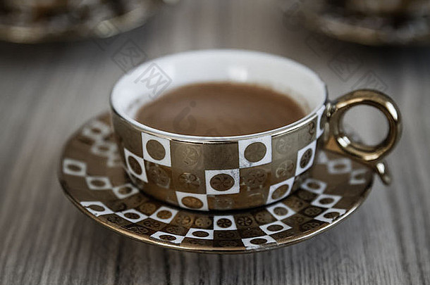美味的传统的土耳其咖啡服务金咖啡杯木背景