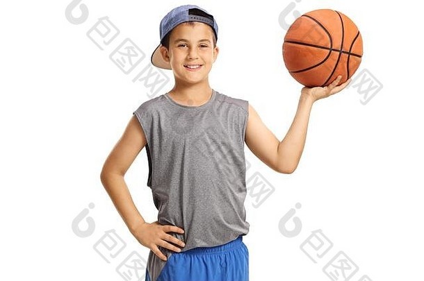 男孩运动服装持有篮球孤立的白色背景