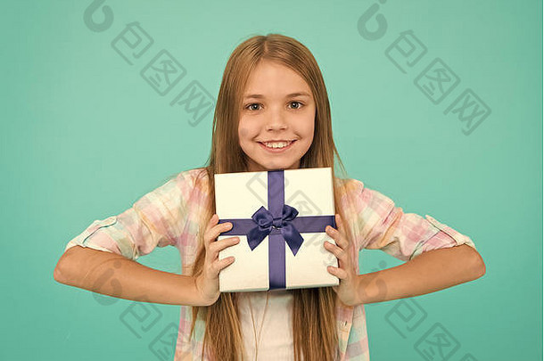 愉快的礼物购物狂现在包装盒子小孩子持有礼物盒子系丝带弓可爱的购物者享受购物小女孩购物礼物