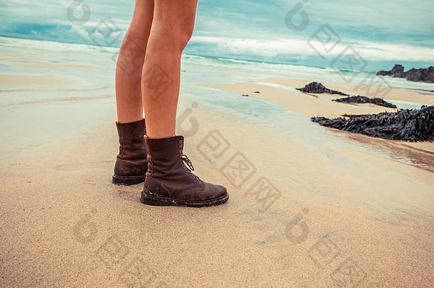 腿年轻的女人站海滩