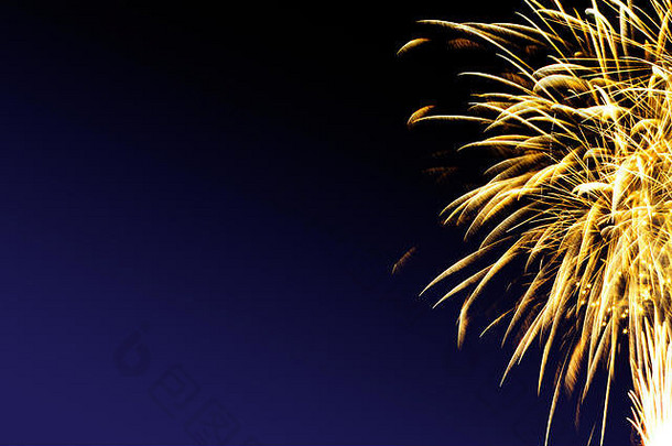 色彩斑斓的烟花晚上天空一年庆祝活动烟花摘要烟花孤立的黑色的背景免费的空间文本