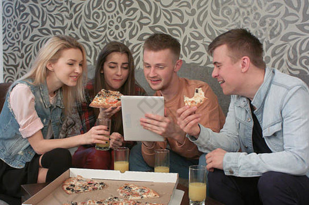 集团朋友吃外卖披萨看程序平板电脑