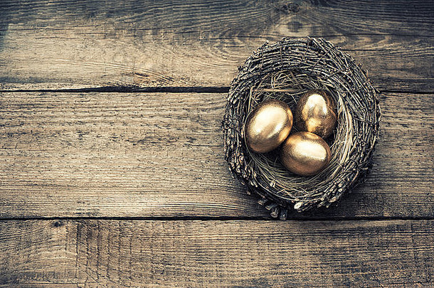 金复活节鸡蛋鸟巢木背景古董风格健美的图片