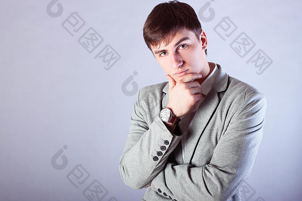 年轻的男人。商人夹克衬衫时尚风格青年方向概念的想法业务男人。灰色的背景