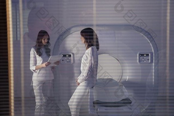 女孩医生沟通病人断层摄影术过程核磁共振私人诊所
