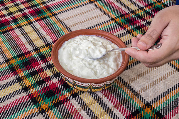 吃传统的保加利亚酸奶碗