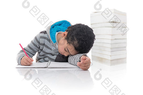 年轻的男孩累了研究书孤立的白色孤立的