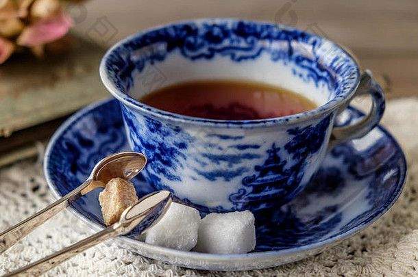 杯茶古董蓝色的白色中国杯飞碟棕色（的）白色糖多维数据集糖钳花边布