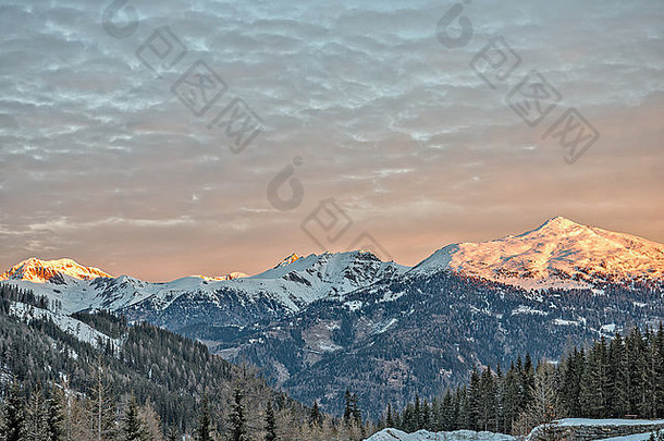 美丽的日出滑雪度假胜地奥地利阿尔卑斯山脉