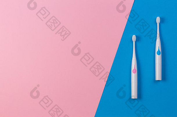 牙刷蓝色的粉红色的背景前视图