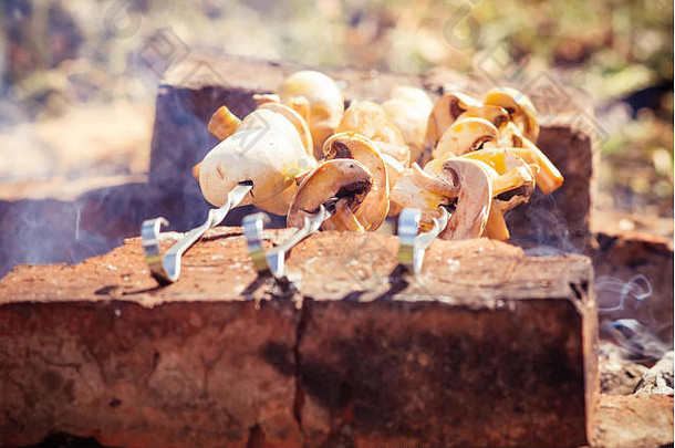 烤蘑菇食用香草烤肉串<strong>烧烤</strong>素食者健康的有机新鲜的食物概念