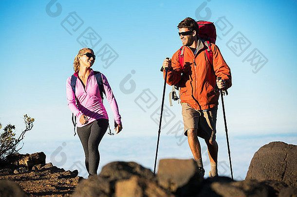 徒步旅行山快乐运动夫妇背包享受徒步旅行在户外美丽的山小道