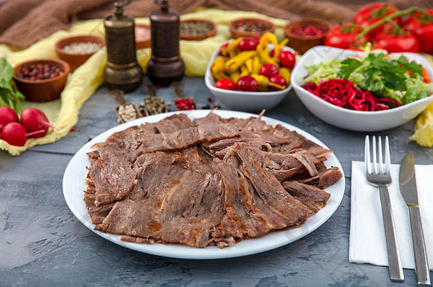 土耳其Doner烤肉串板阿拉伯语传统的Doner丝带面包亚美尼亚式面包蛋白质营养清洁吃饮食概念土耳其希腊中
