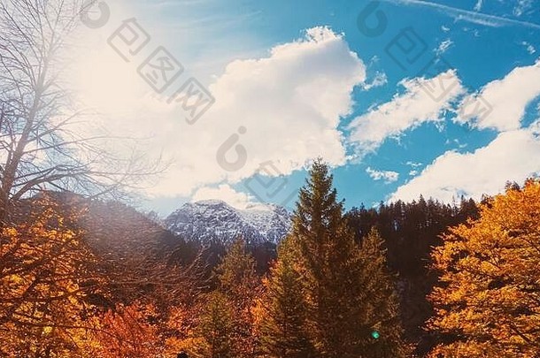 美丽的自然欧洲阿尔卑斯山脉景观视图高山山湖村秋天季节旅行目的地风景