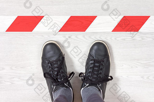 黑色的运动鞋站白色木地板<strong>上访</strong>问限制红色的白色行画