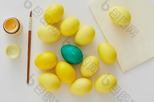视图柔和的黄色的复活节鸡蛋绿色口音油漆刷提审最小的作文白色背景复制空间