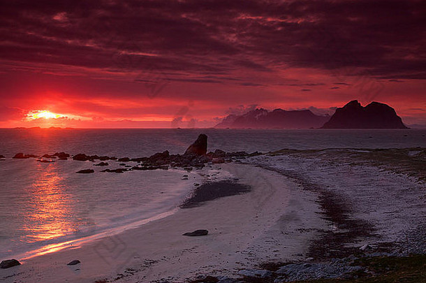 <strong>午夜太阳</strong>岛瓦罗里罗弗敦群岛岛屿挪威