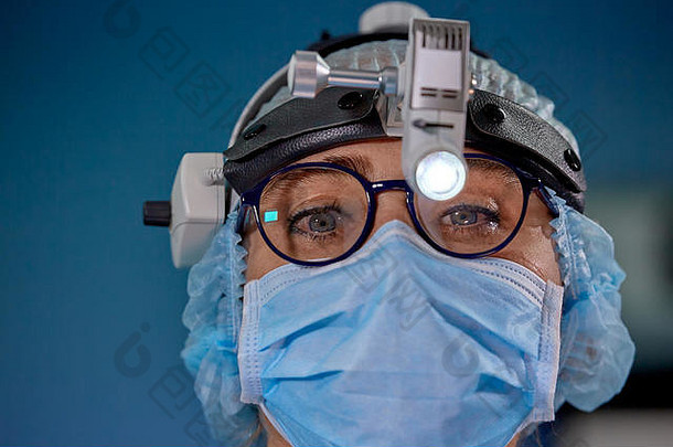 关闭肖像女外科医生医生穿保护面具他操作医疗保健医疗教育手术概念