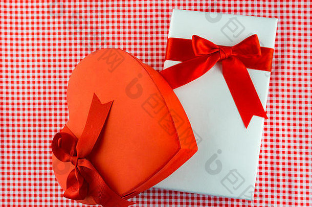 情人节礼物盒子红色的弓红色的背景图像情人节一天