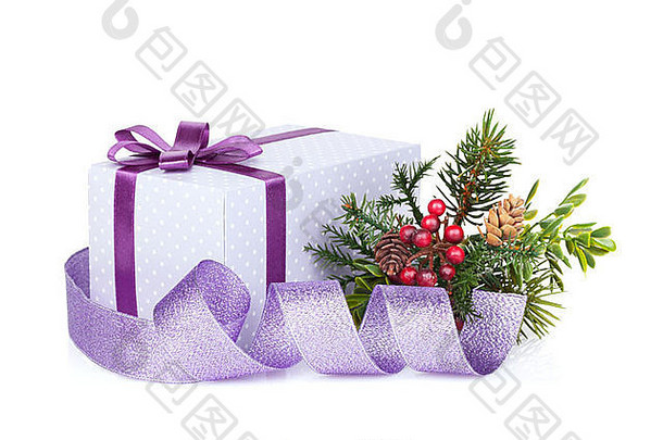 紫罗兰色的圣诞节礼物盒子装饰树孤立的白色背景